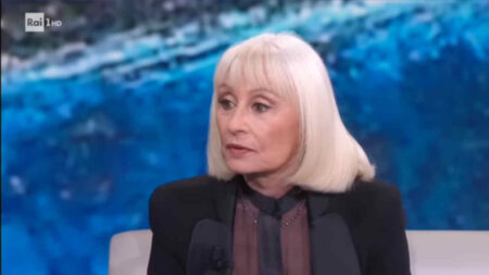 Raffaella Carrà aveva un figlio: l’adozione segreta emerge da un processo sul musical Ballo Ballo Raffaella Carrà