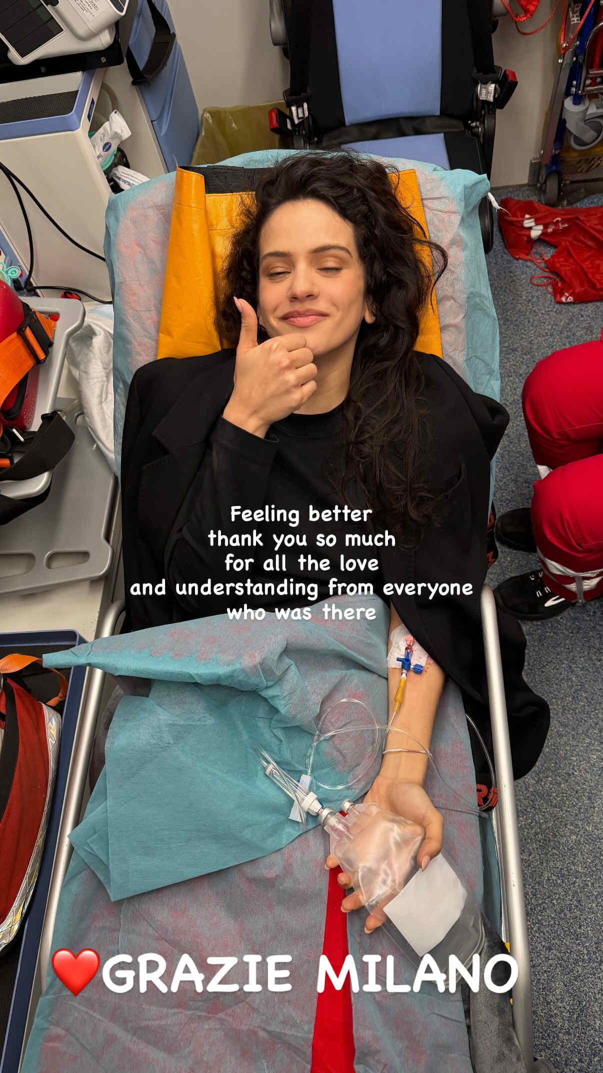 Rosalia in ambulanza dopo il concerto a Milano
