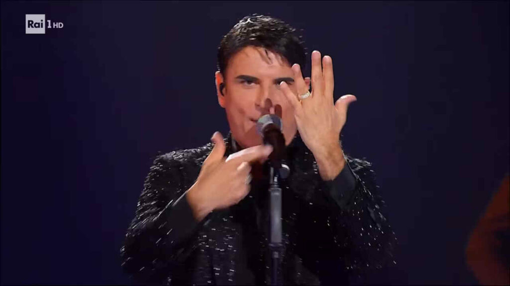 La strana coincidenza: Sal Da Vinci canta Rossetto e caffè in simultanea su Rai 1 e Canale 5 (VIDEO) Sal Da Vinci a Sanremo Top