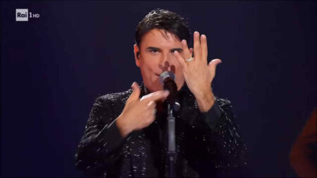 La strana coincidenza: Sal Da Vinci canta Rossetto e caffè in simultanea su Rai 1 e Canale 5 (VIDEO) Sal Da Vinci a Sanremo Top