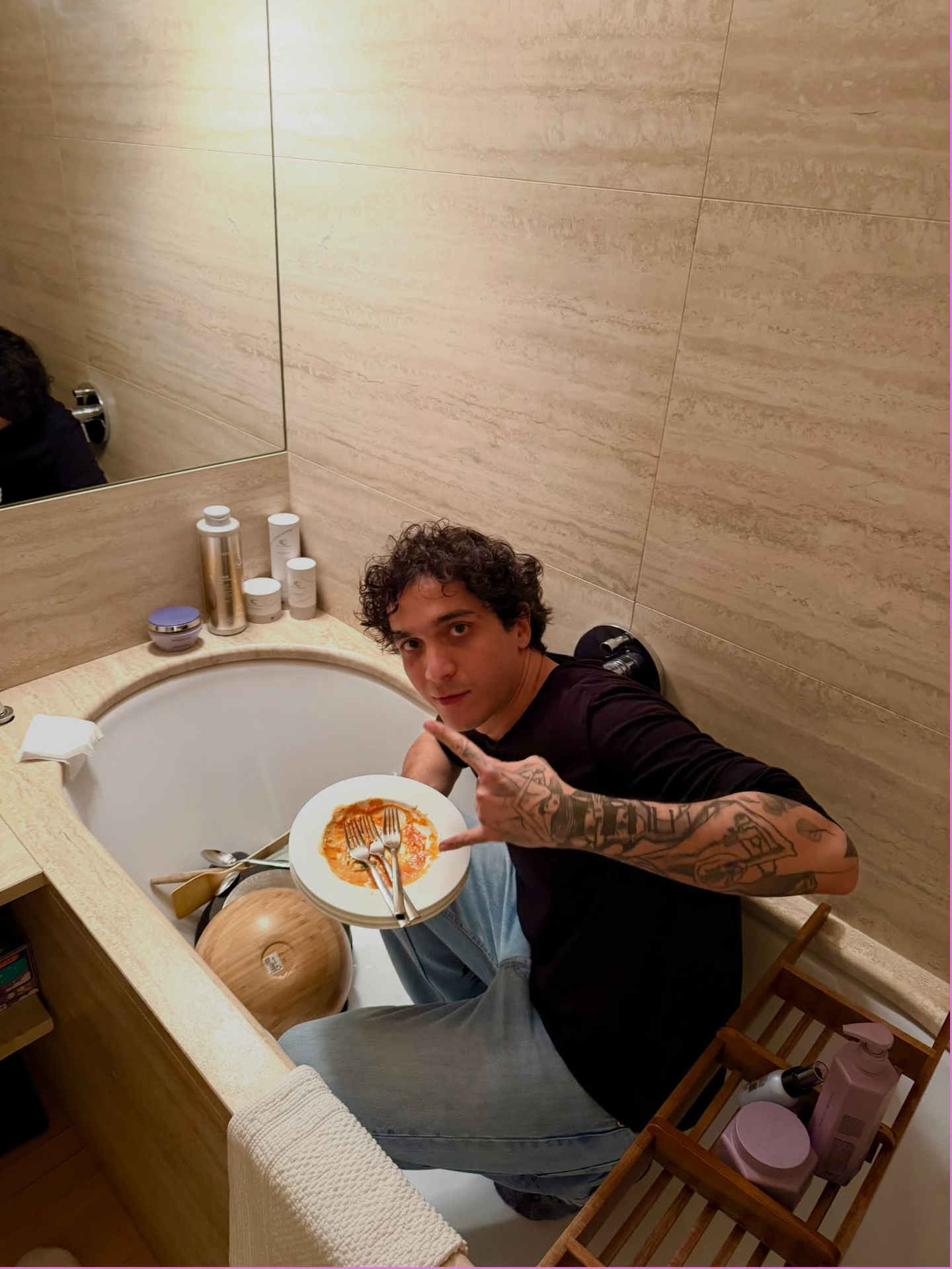 Tananai in vasca da bagno, vestito