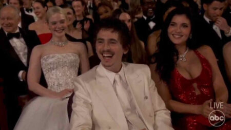 Timothée Chalamet agli Oscar 2026: la sua reazione alla battuta sul balletto e la “security” (VIDEO) Timothee Chalamet agli Oscar 2026