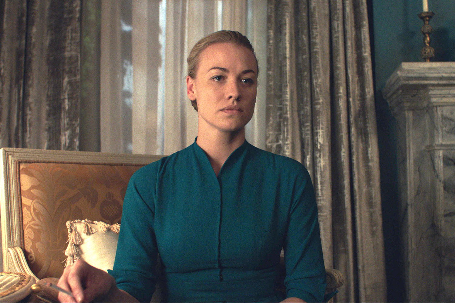 Yvonne Strahovski nei panni di Serena Joy nella serie The Handmaid’s Tale.