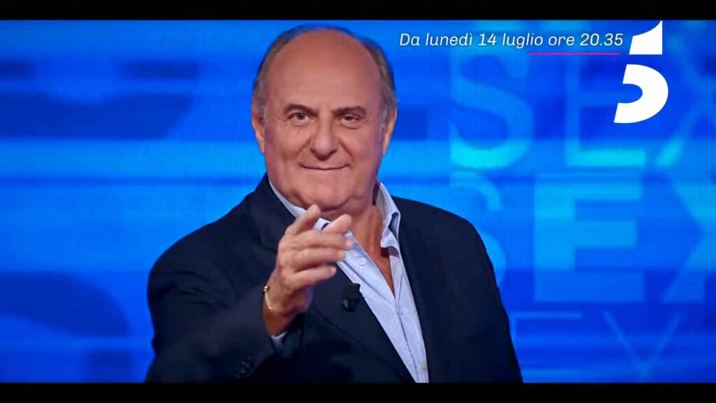 Gerry Scotti chiede scusa agli insegnanti di sostegno: “Sono stato ignorante, ho sbagliato” Gerry Scotti a La ruota della fortuna