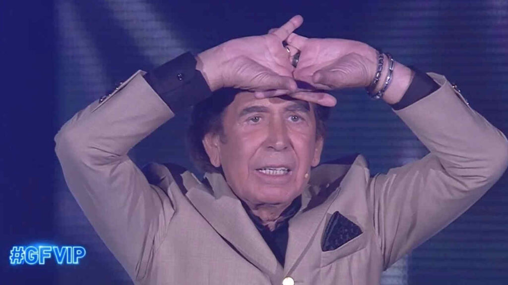 Giucas Casella rivela gli esperimenti più estremi: “Quello sotto terra poteva uccidermi” Giucas Casella intreccia le dita delle mani