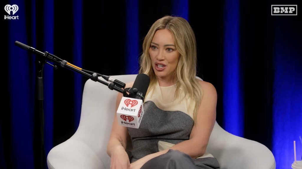 L’esperienza paranormale di Hilary Duff con lo spirito del suo ex: “Fu assurdo” Hilary Duff durante il podcast Las Culturistas