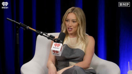Hilary Duff durante il podcast Las Culturistas