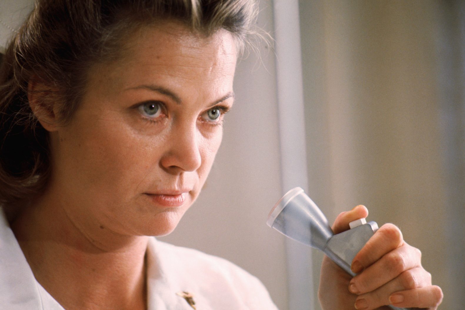 Louise Fletcher è l’infermiera Ratched nel film Qualcuno volò sul nido del cuculo.