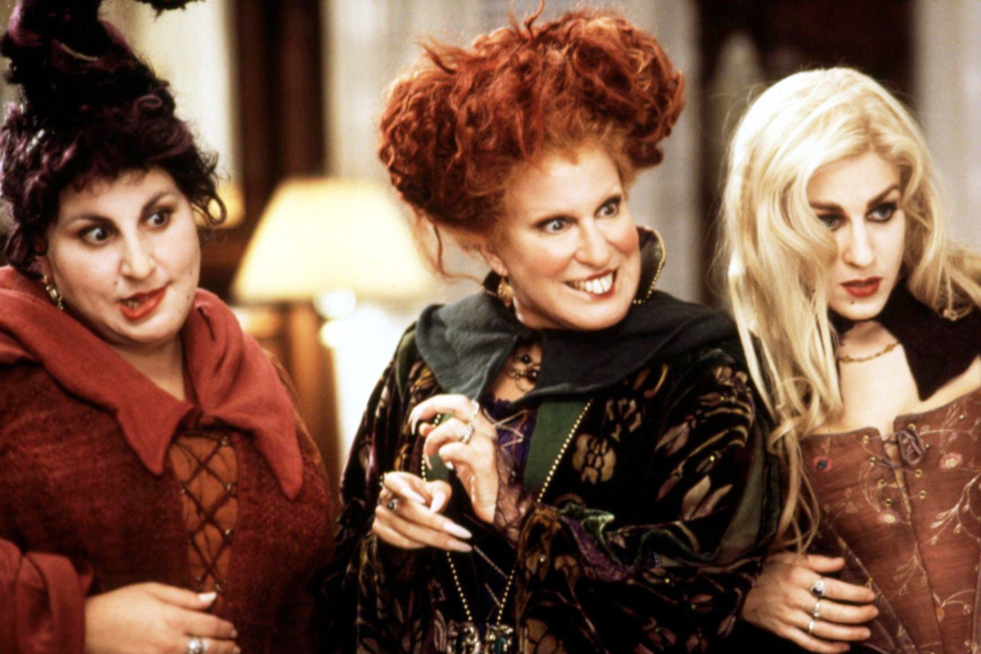 Bette Midler, Sarah Jessica Parker e Kathy Najimy nei panni delle sorelle Sanderson nel film Hocus Pocus. 