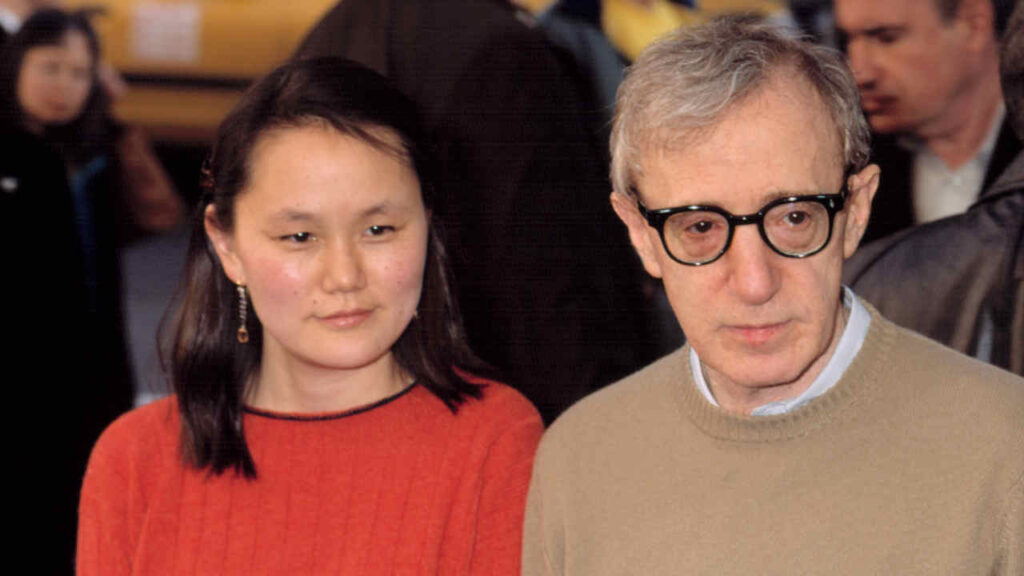 Woody Allen e Soon-Yi a passeggio con Jeffrey Epstein: le foto del 2013 a Parigi Woody Allen e Soon Yi Previn