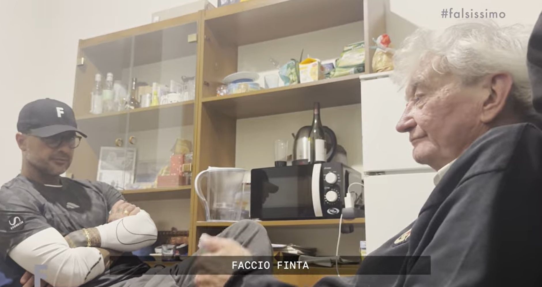 Fabrizio Corona e Massimo Lovati durante un episodio di Falsissimo dedicato a Garlasco