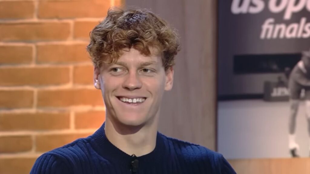 Jannik Sinner sorridente durante un'intervista