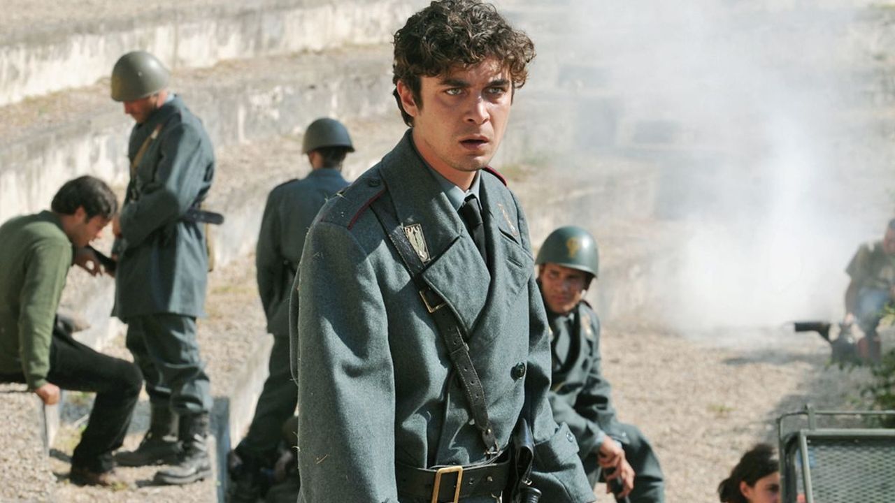 Riccardo Scamarcio in una scena di Il grande sogno