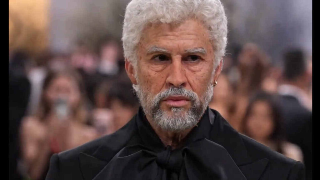 Bad Bunny truccato da anziano al Met Gala 2026