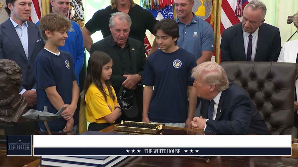 Donald Trump e una bambina alla Casa Bianca