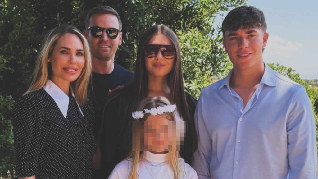 Ilary Blasi, Bastian Muller, Christian, Chanel e Isabel Totti alla comunione di Isabel