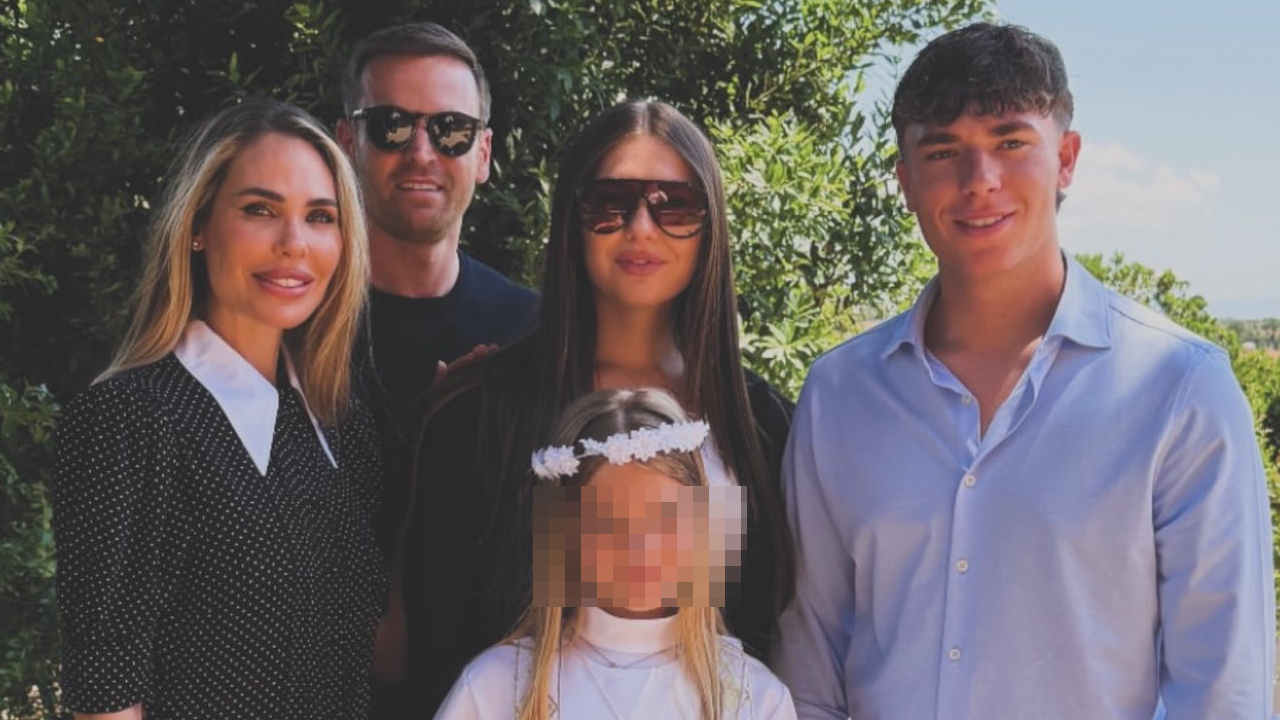 ilary blasi alla comunione della figlia isabel ma tutti notano le scarpe non si possono vedere da Cinemaserietv.it ilary blasi alla comunione della figlia isabel ma tutti notano le scarpe non si possono vedere