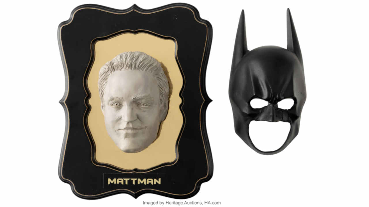 Una scultura di Matthew Perry in versione Batman