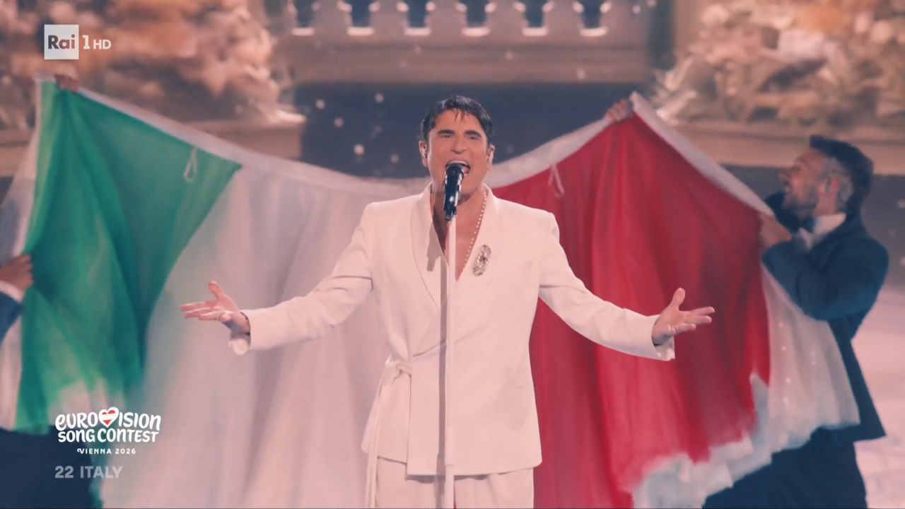Sal Da Vinci durante l'esibizione nella finale di Eurovision 2026