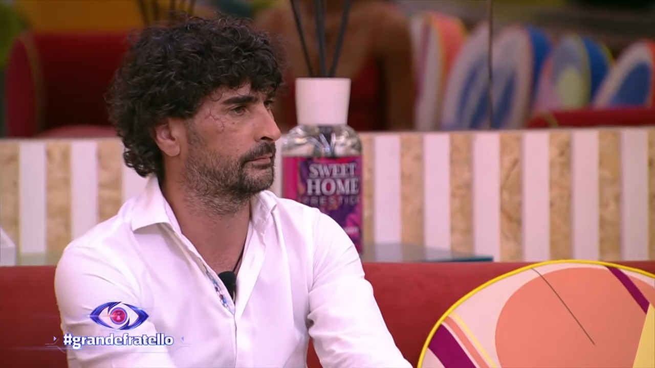 Simone Costa al Grande Fratello, con la cicatrice al volto