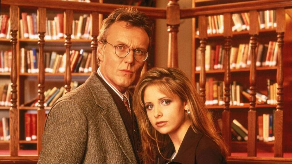 “Non sto bene”: il messaggio di Sarah Michelle Gellar per Anthony Head emoziona i fan di Buffy Anthony Head e Sarah Michelle Gellar in Buffy
