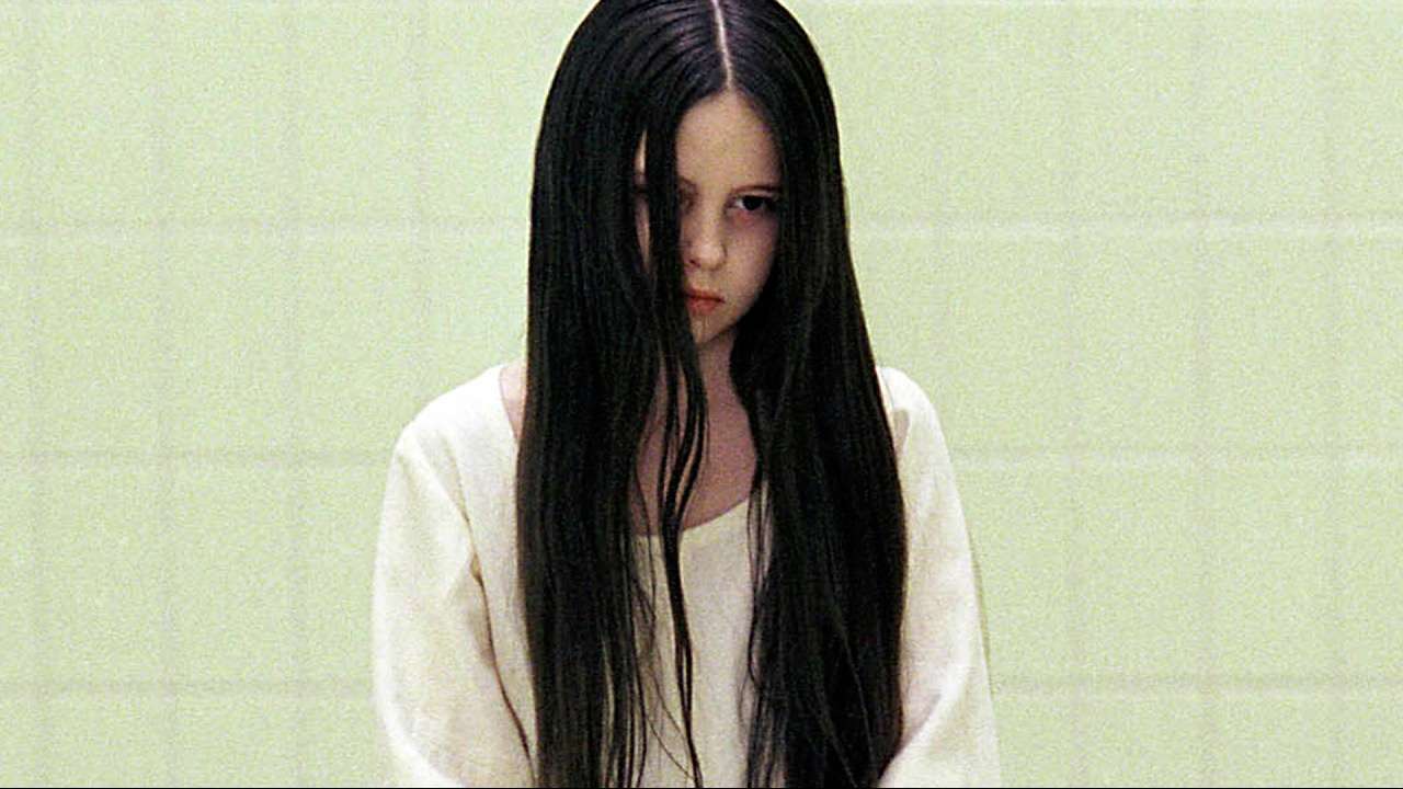 Daveigh Chase in una scena di The Ring.