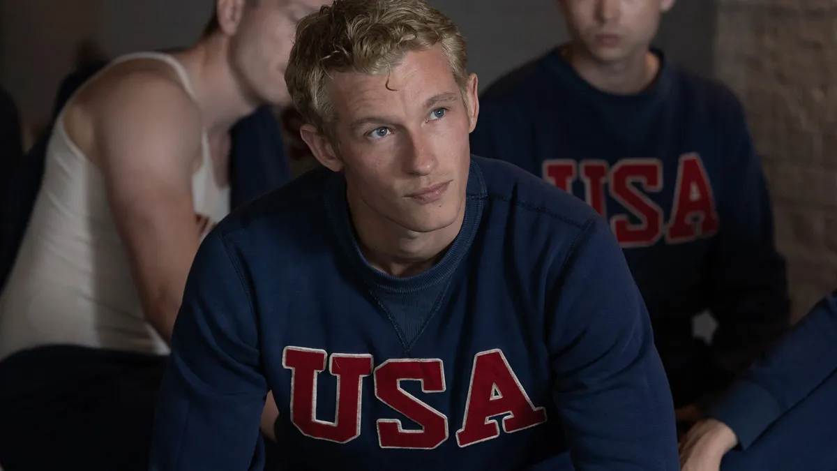Callum Turner in una scena del film Erano ragazzi in barca.