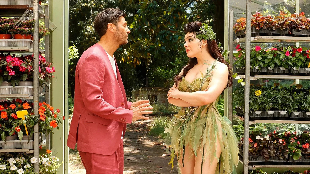 Una scena di Ancora più sexy. Fonte: Prime Video.