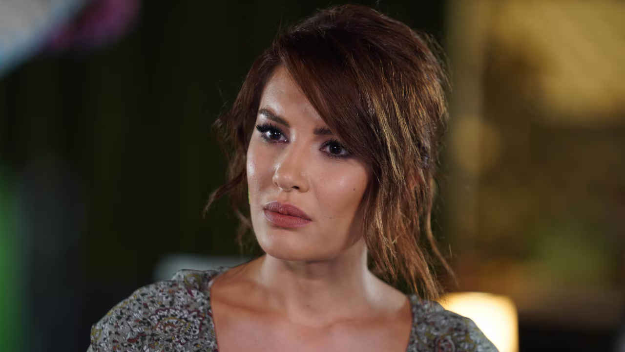 Ece Irtem nella scena di una serie