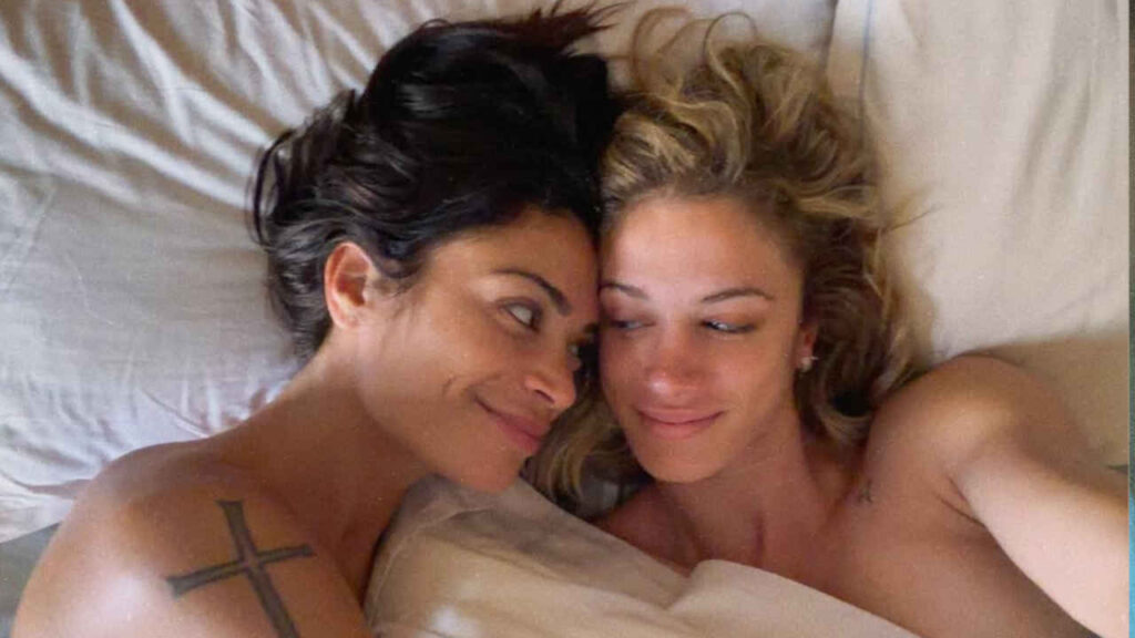 Elodie e Franceska Nuredini, il selfie a letto
