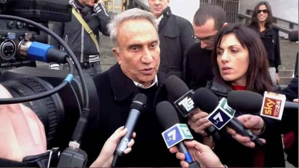 Emilio Fede davanti ai microfoni