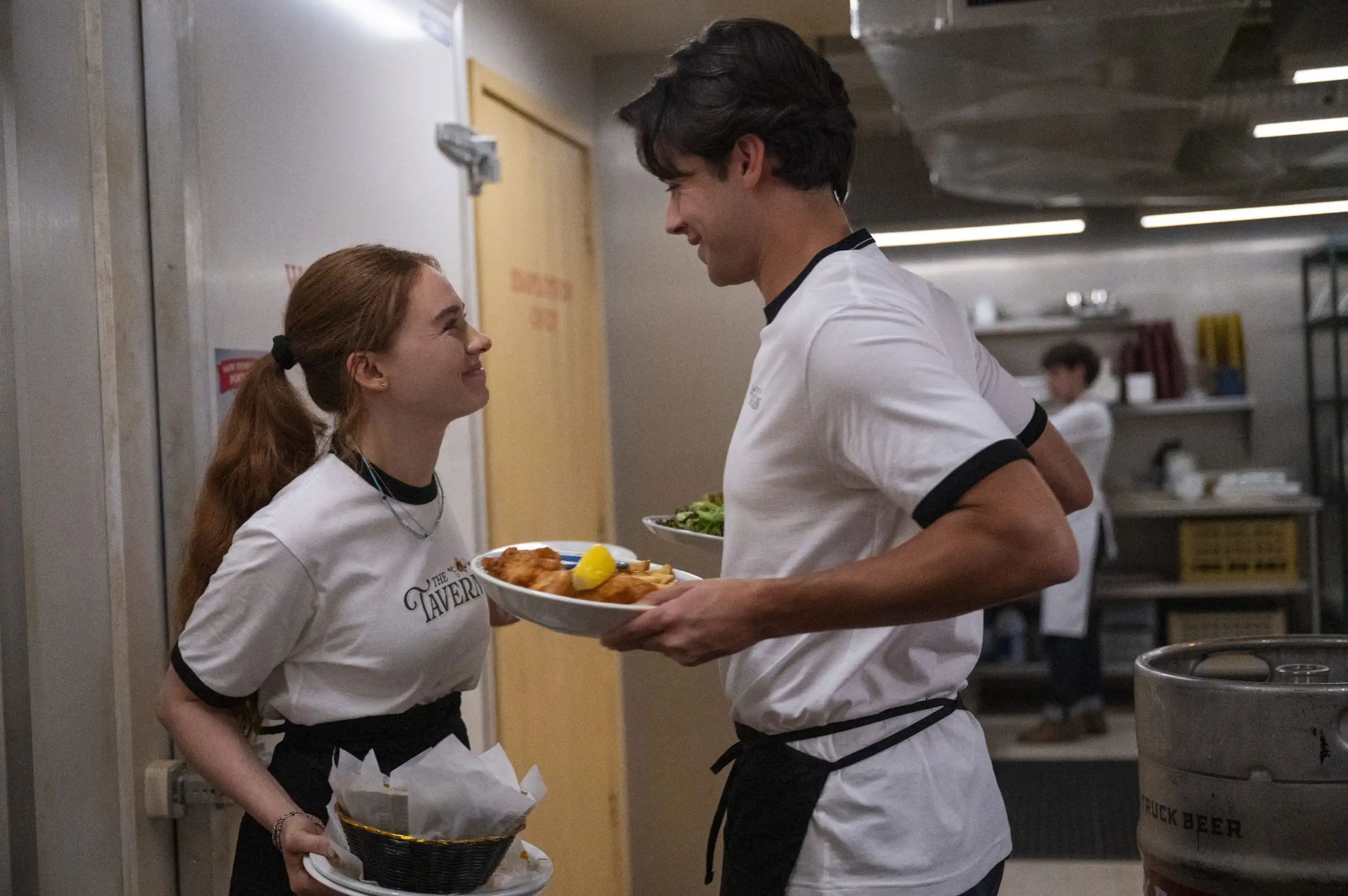 Una scena della serie tv Un anno dopo l'altro. Fonte: Prime Video.