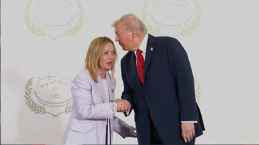 “Non è come Temptation Island”: Meloni sulla crisi con Trump e i meme virali Giorgia Meloni e Donald Trump in Egitto nel 2025