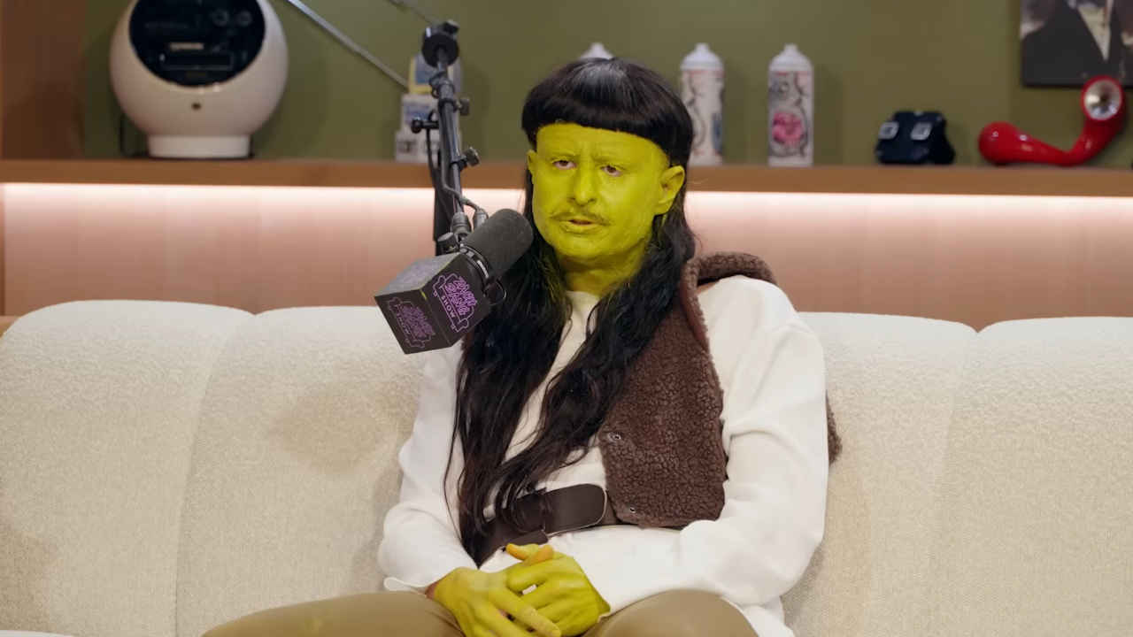 Oliver Tree col viso dipinto di verde in un'intervista a Zach Sang