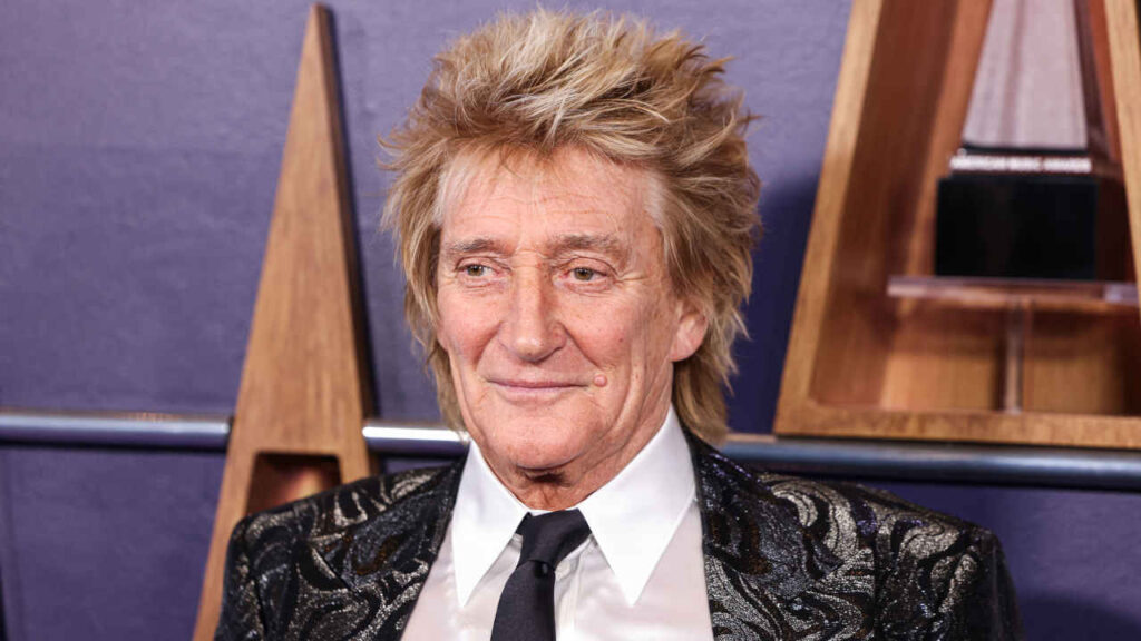 “Quasi svengo”: Rod Stewart si siede in scena con la bombola d’ossigeno, ma finisce il concerto (VIDEO) Rod Stewart