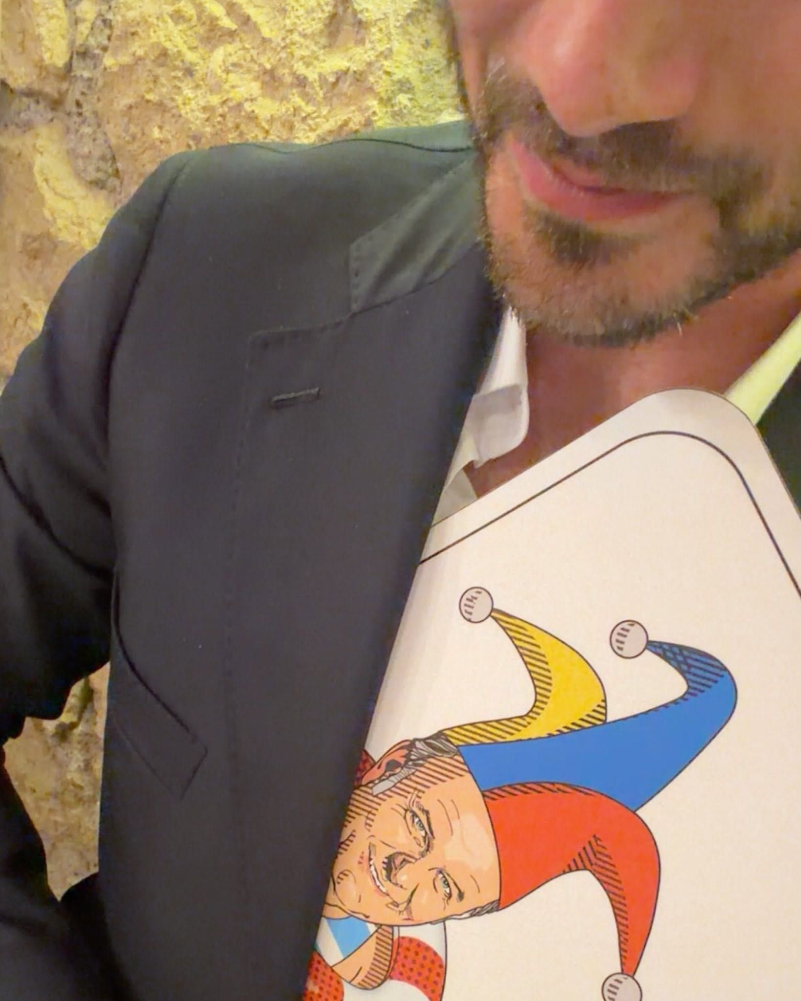 Stefano De Martino con il Jolly de La ruota della fortuna regalatogli da Gerry Scotti