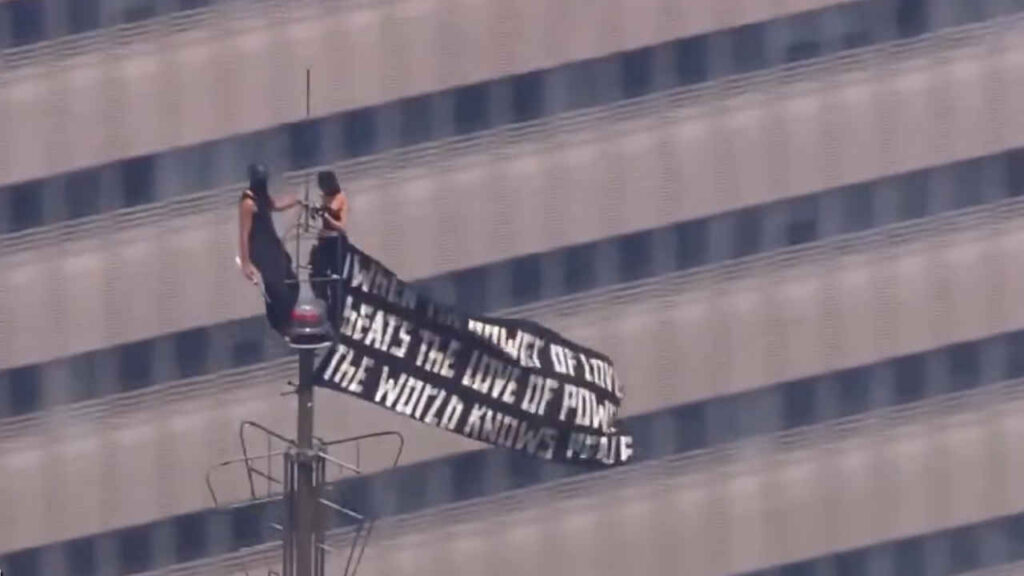Chi è la coppia in cima all’Empire State Building: li avete già visti su Netflix e ora sono nei guai Coppia in cima all'Empire State Building