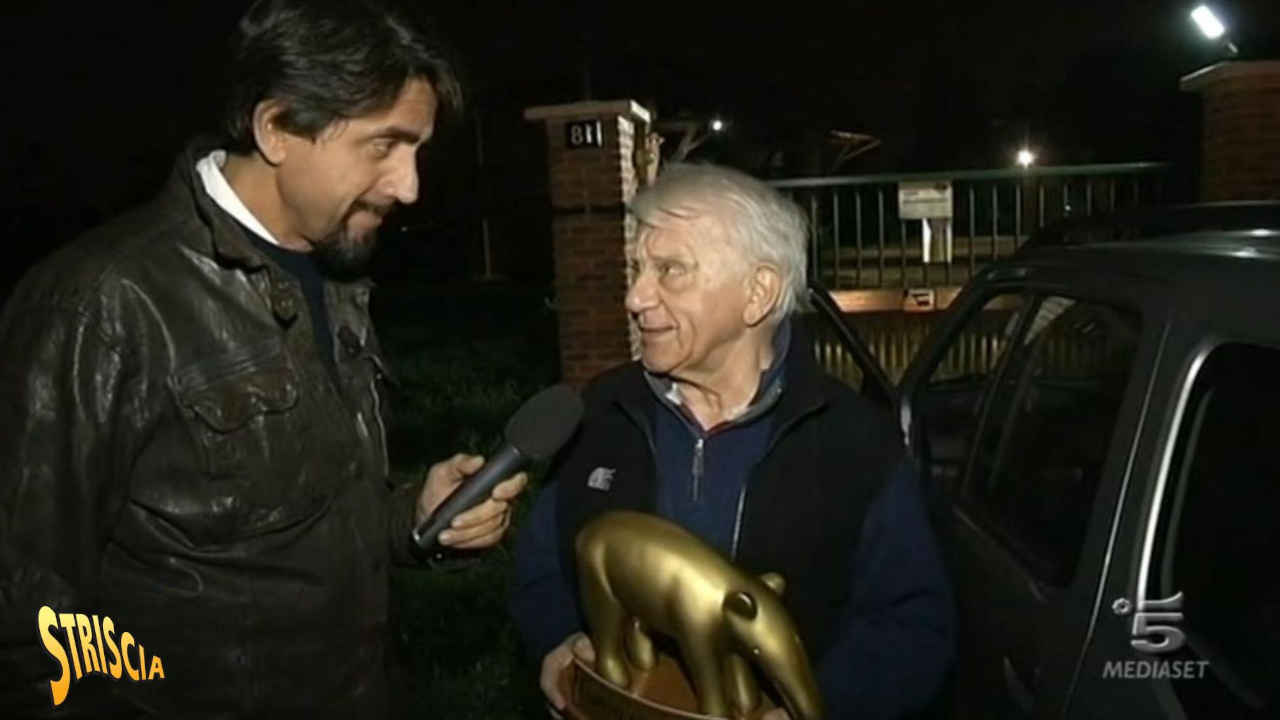 Don Mazzi riceve il Tapiro d'Oro da Striscia la Notizia