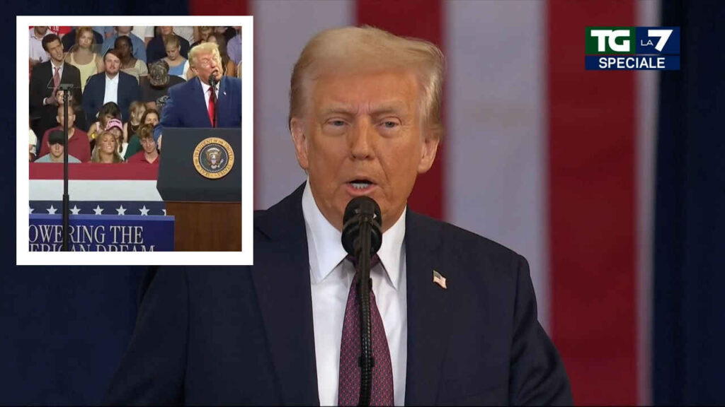 Trump parla dal palco, ma tutti guardano l’uomo alle sue spalle: l’imitazione diventa virale Donald Trump e il suo imitatore in Georgia