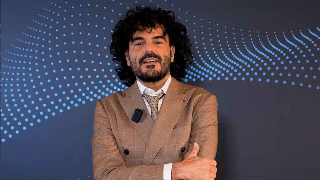 Caos su un volo Ryanair, Francesco Renga costretto a lasciare l’aereo: il video diventa virale Francesco Renga