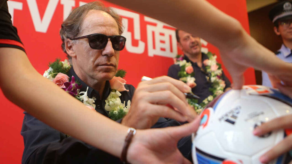Franco Baresi, di cosa è morto: il nodulo al polmone, l’operazione e le ultime parole sulla malattia Franco Baresi firma un autografo