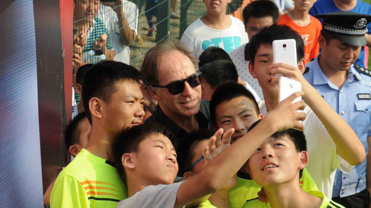 Franco Baresi con dei fan cinesi nel 2016