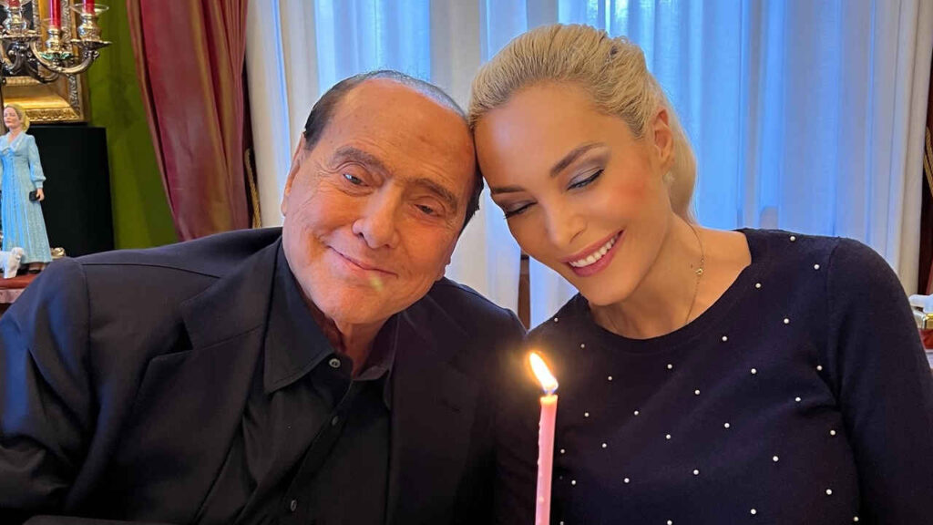 Marta Fascina si è tatuata Silvio Berlusconi: il gesto d’amore a tre anni dalla morte del Cavaliere (FOTO) Marta Fascina e Silvio Berlusconi
