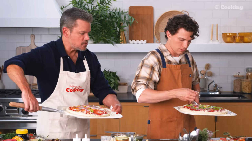 Tom Holland svela la sua pizza preferita a Favignana sul set di Odissea: “La mangiavo ogni sera” Matt Damon e Tom Holland preparano la pizza