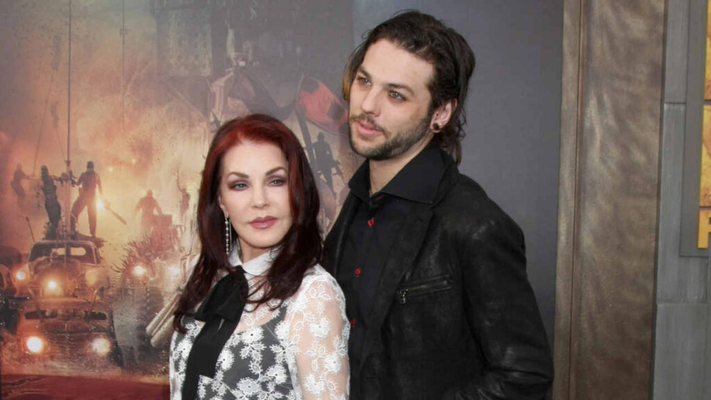 “Chiedi i soldi a tua madre”: bufera sul figlio di Priscilla Presley dopo la raccolta fondi per il forno da pizza Priscilla Presley e suo figlio Navarone Garibaldi Garcia
