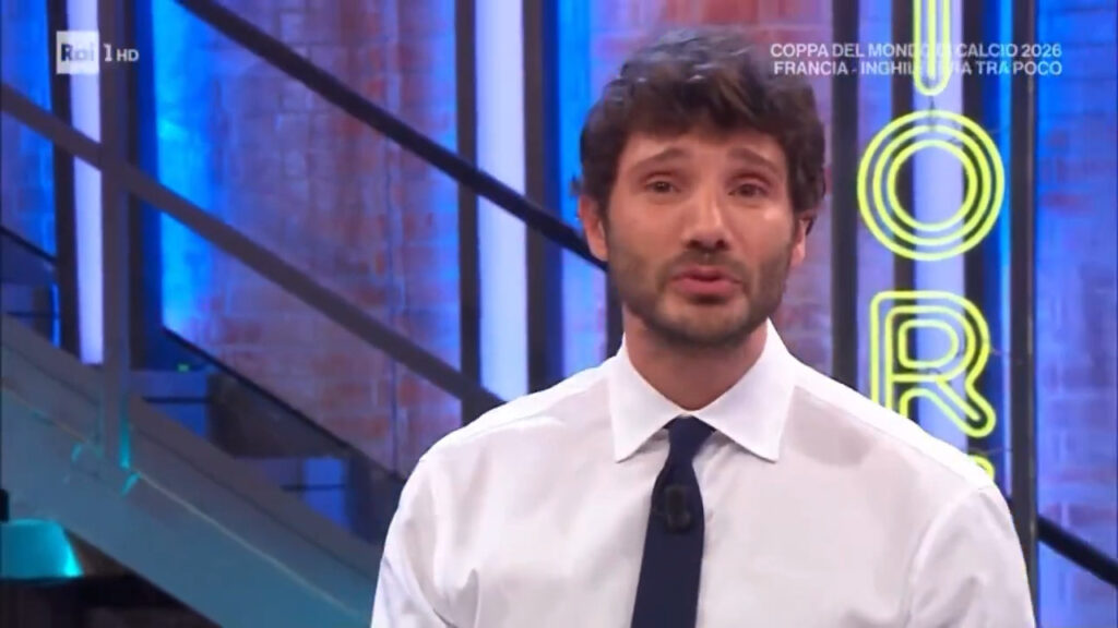 “Ha vegliato su di me”: Stefano De Martino saluta Affari Tuoi, il commovente addio al Teatro delle Vittorie Stefano De Martino durante l'ultima puntata di Affari Tuoi 2026 prima della pausa estiva