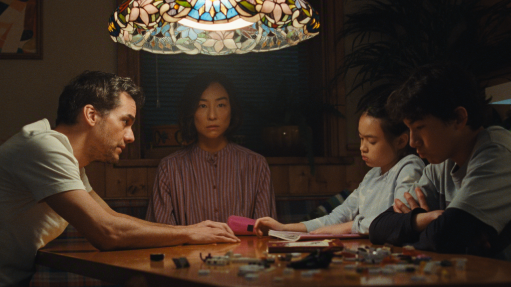 The Last House, la recensione: quando la fine del mondo comincia dal salotto di casa Una scena di The Last House (fonte: Netflix)