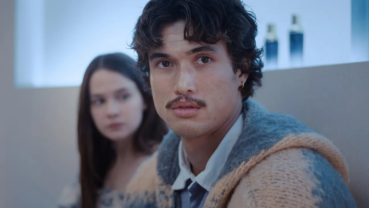 Charles Melton in una scena di Beef - Lo scontro.