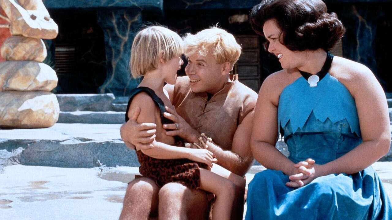 Una scena del film I Flintstones. 