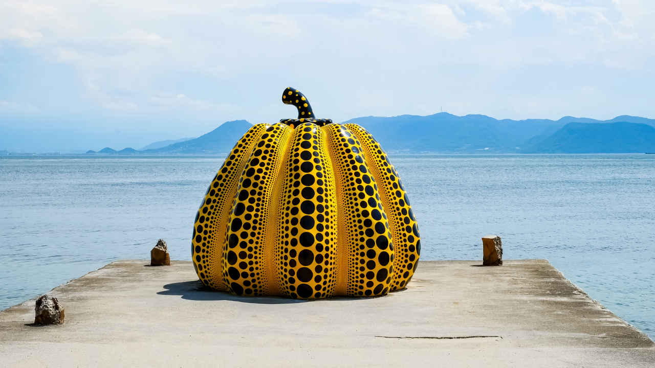 Una delle zucche a pois di Yayoi Kusama
